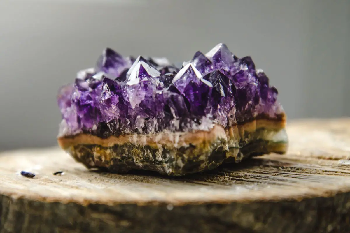 Our Guide To The Most Attractive Crystals For Luck, Love, And Wealth
